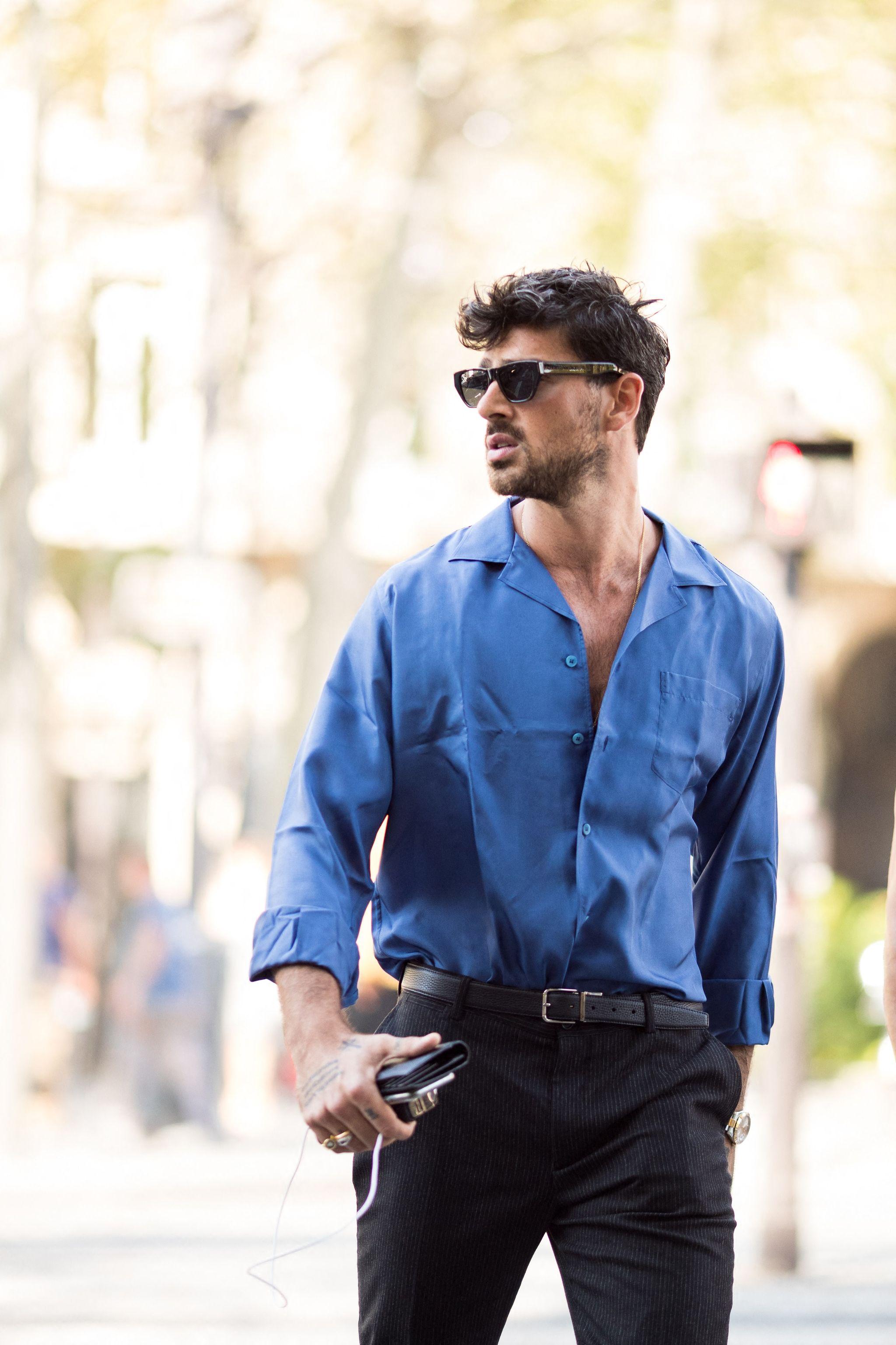 Massimo în cămașă albastră