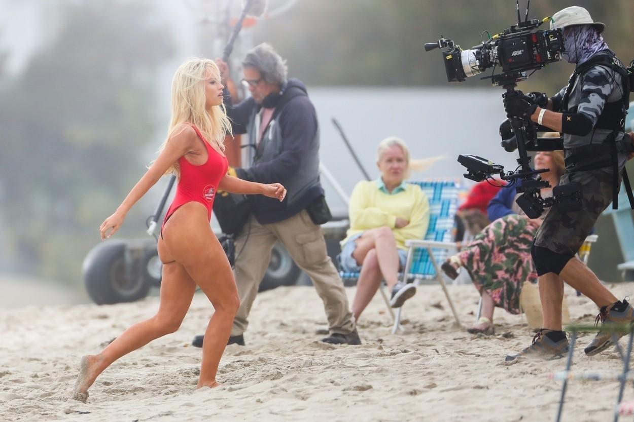 Lily James, fotografiată în celebrul costum roșu din Baywatch al Pamelei Anderson, la filmările pentru mini-seria Pam și Tommy