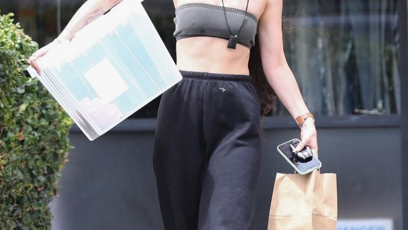 Fiica lui Demi Moore a fost fotografiată de paparazzi în drum spre sala de fitness purtând o pereche de pantaloni negri de trening, o pereche de papuci de plastic și un sutien decolorate, cu pletele în vânt și fără strop de machiaj.