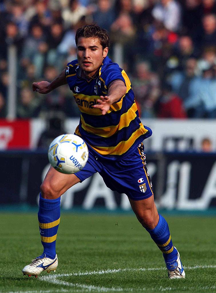 Adrian Mutu, îmbrăcat în albastru și galben, jucând fotbal