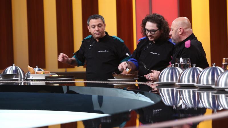 Sorin Bontea, Florin Dumitrescu și Cătălin Scărlătescu degustand farfuriile dupa al saselea duel de la „Chefi la cuțite”