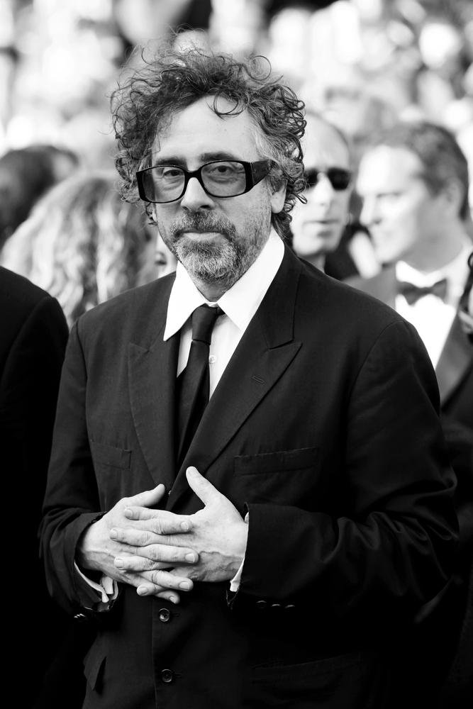 Tim Burton este îmbrăcat la costum, cu ochelari de vedere, fotografie alb negru