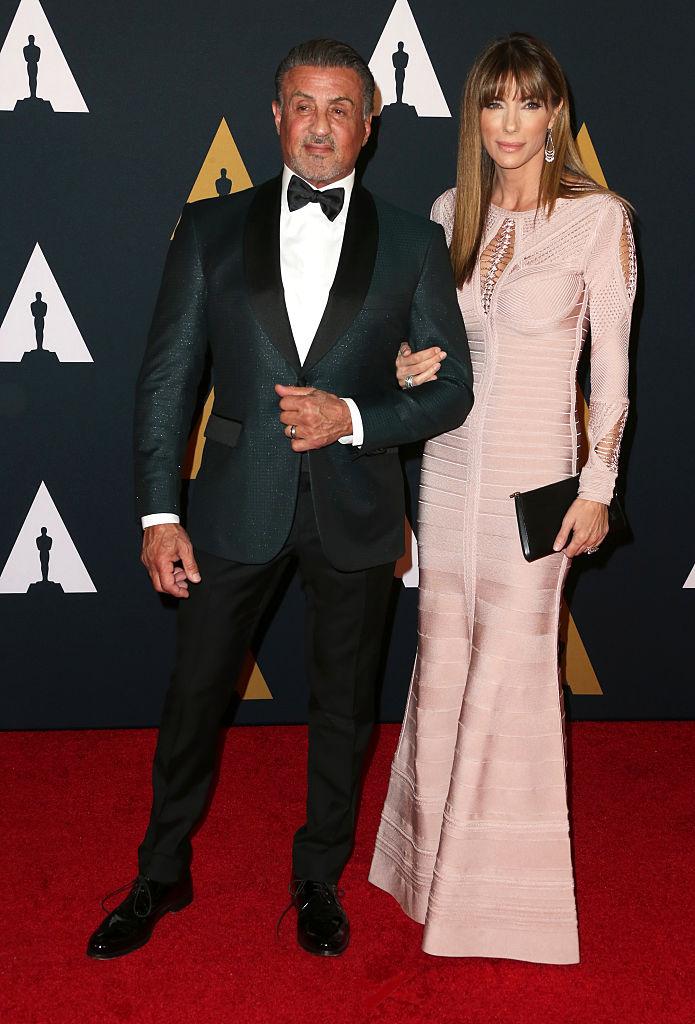 Sylvester Stallonea și Jennifer Flavin pe covorul roșu, foarte apropiați