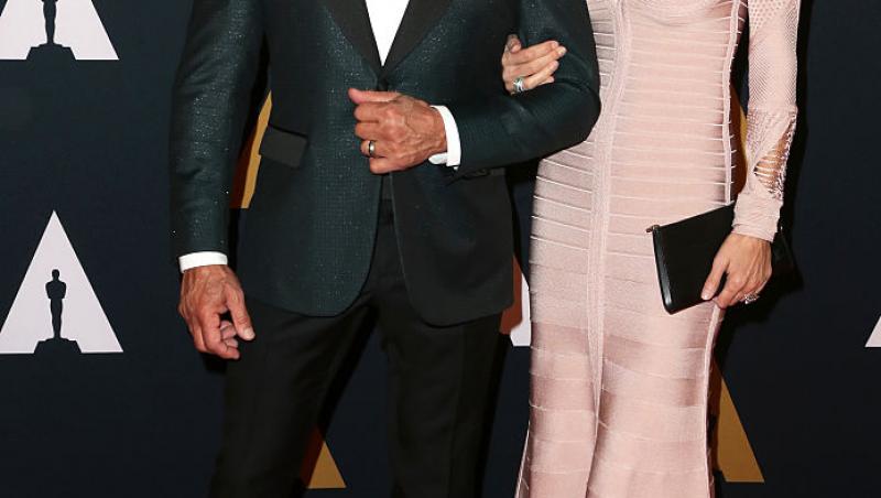 Sylvester Stallonea și Jennifer Flavin pe covorul roșu, foarte apropiați