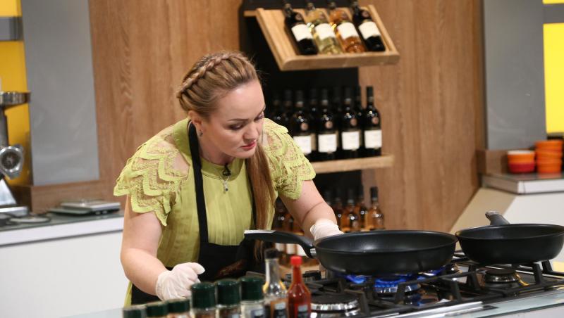 Victorina Mateveev într-un tricou galben, în platoul Chefi la cuțite
