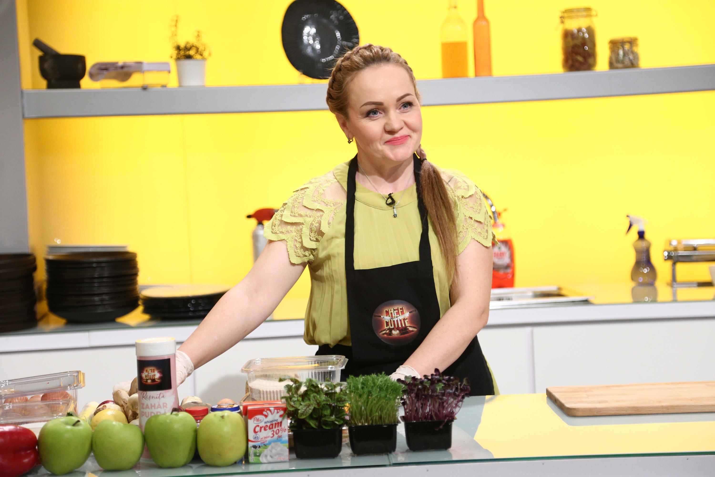 Victorina Mateveev într-un tricou galben, în platoul Chefi la cuțite