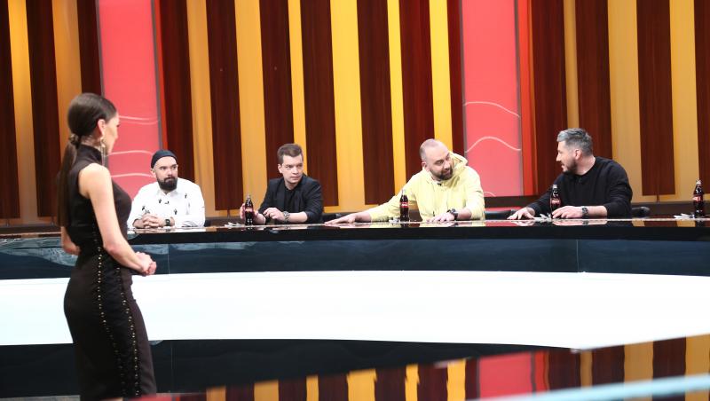 În ediția 36 din sezonul 9 al emisiunii „Chefi la cuțite”, juriul a fost format din actori de stand up comedy, celebri în România