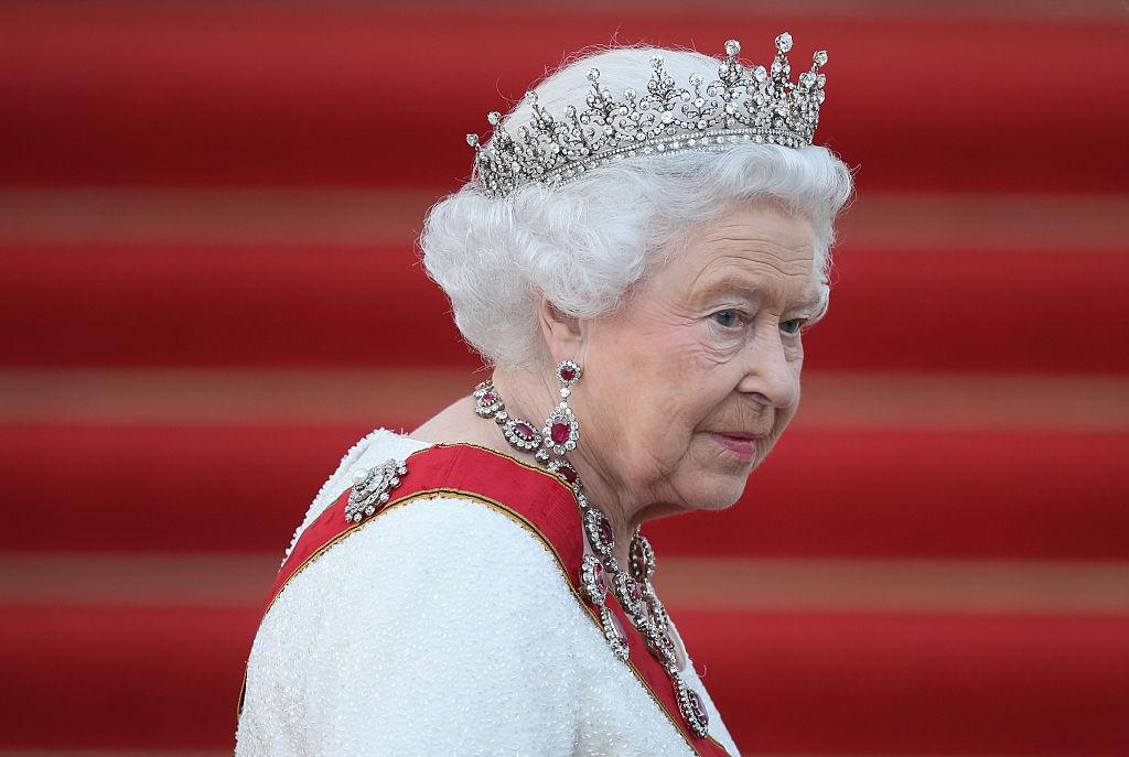 regina elisabeta cu coroana si tinuta alba