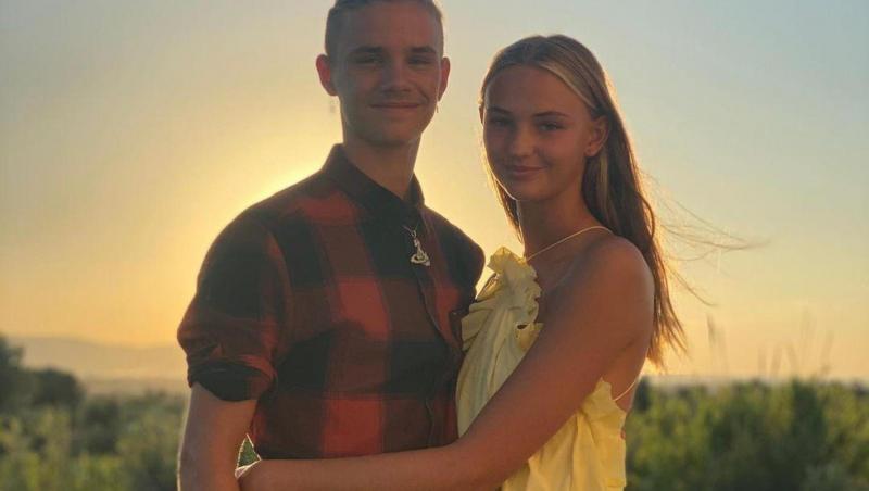 Romeo Beckham și iubita sa, Mia Regan, au ajuns în atenția tuturor după ce au postat pe Instagram mai multe imagini în care abdomenul tinerei era mai proeminent