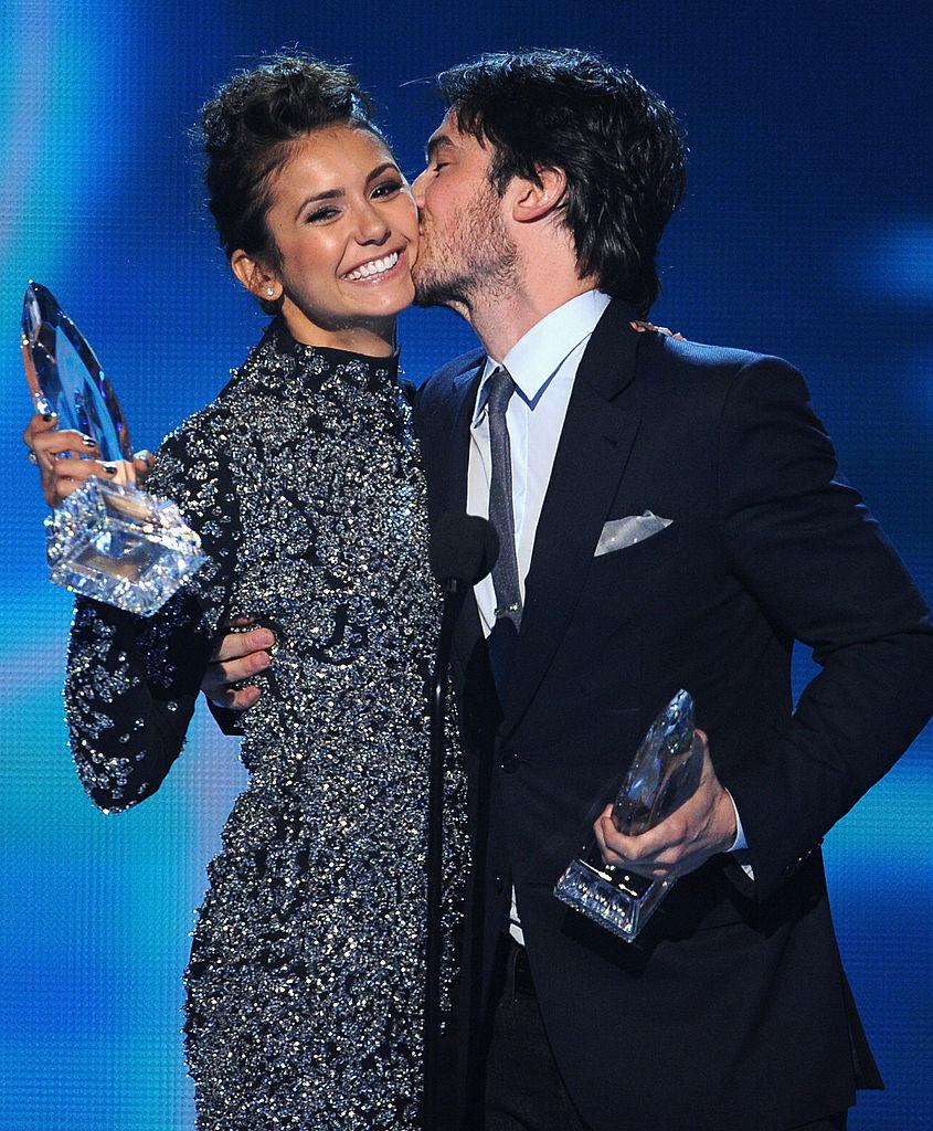 Ian Somerhalder o sărută pe Nina Dobrev pe obraz