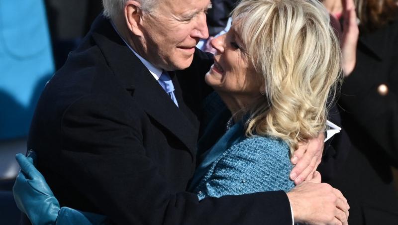 Cei doi soți au fost surprinși plimbându-se de mână săptămâna trecută prin curtea Casei Albe, iar președintele SUA nu s-a sfiit de camerele de fotografiat atunci când a hotărât să facă un gest romantic.