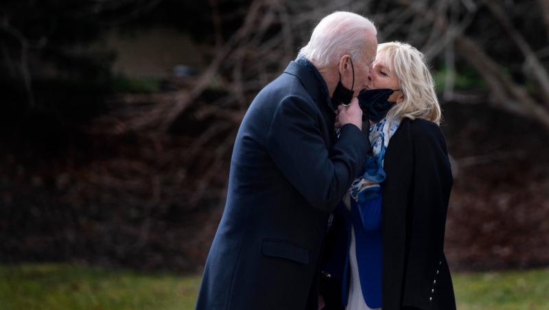Deși sunt căsătoriți de 43 de ani, Joe Biden continuă să-și surprindă soția cu gesturi mici, fiind extrem de romantic, fără să fie o ocazie specială.