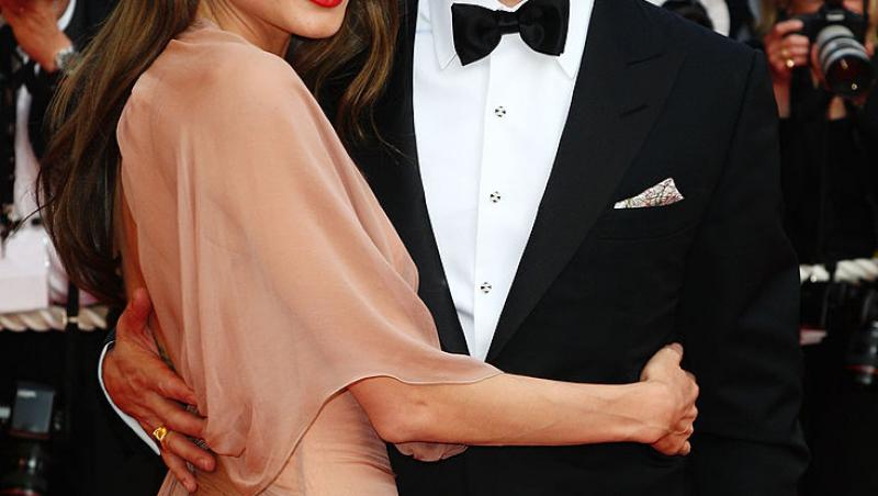 Angelina Jolie și Brad Pitt, împreună. Ea este îmbrăcată în rochie lungă, el, în costum cu papion