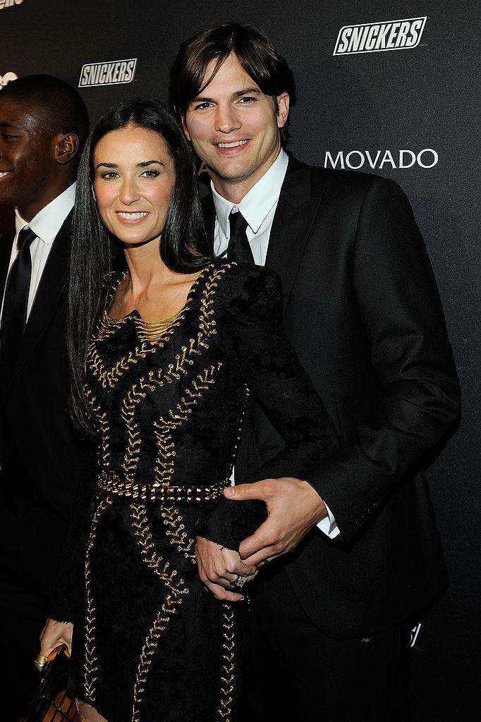 Ashton Kutcher și Demi Moore, la unul dintre evenimentele publice, îmbrăcați elegant. Ea, în rochie neagră, el, în costum negru cu cravată
