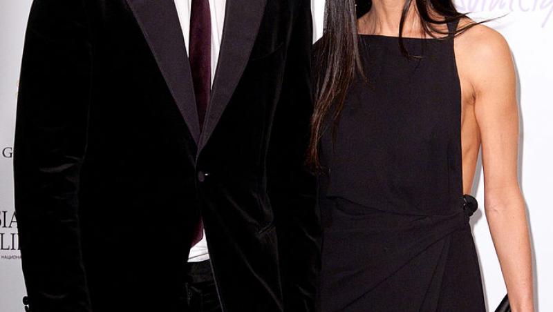 Ashton Kutcher și Demi Moore, la unul dintre evenimentele publice, îmbrăcați elegant. Ea, în rochie neagră, el, în costum negru cu cravată