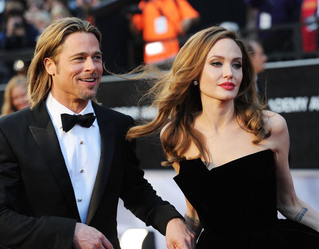Angelina Jolie și Brad Pitt, împreună. Ea este îmbrăcată în rochie neagră, el, în costum cu papion