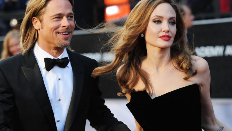 Angelina Jolie și Brad Pitt, împreună. Ea este îmbrăcată în rochie neagră, el, în costum cu papion
