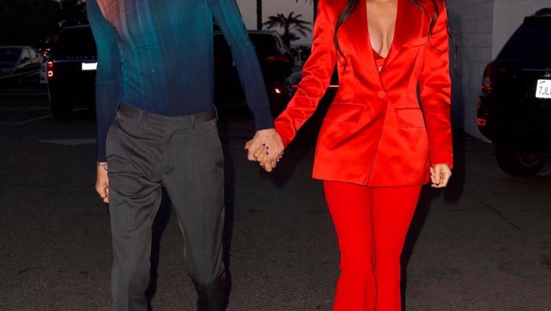 Frumoasa Megan Fox și-a uimit fanii când a ieșit la o întâlnire cu iubitul ei purtând o ținută roșie ca focul, extrem de sexy.
