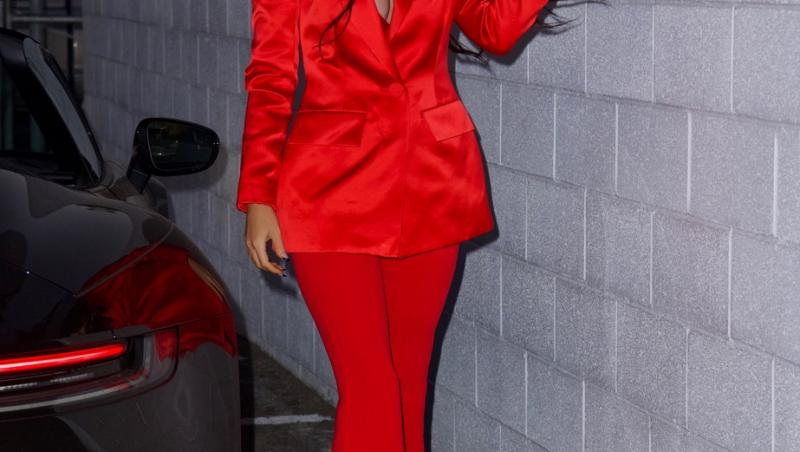 Megan a purtat un compleu roșu, format din sacou și pantaloni, iar pe sub sacou, frumoasa actriță a ales să poarte un sutien roșu, din același material.