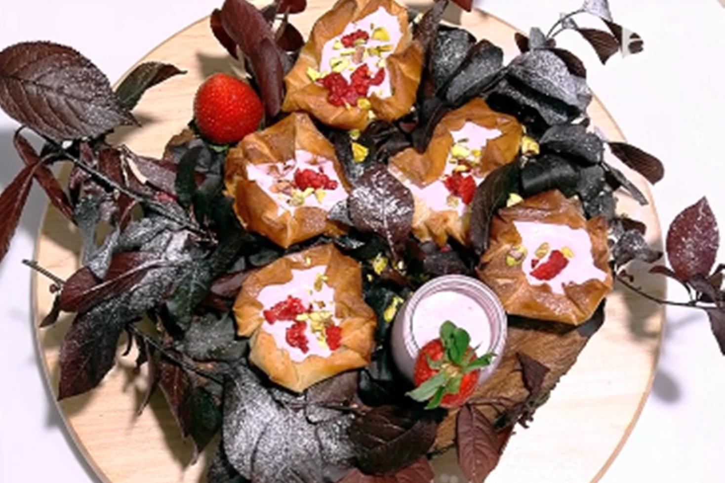 Coșulețe din foi de plăcintă umplute cu spumă de căpșuni, într-un decor de frunze de copac