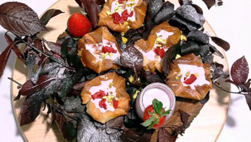 Coșulețe din foi de plăcintă umplute cu spumă de căpșuni, într-un decor de frunze de copac