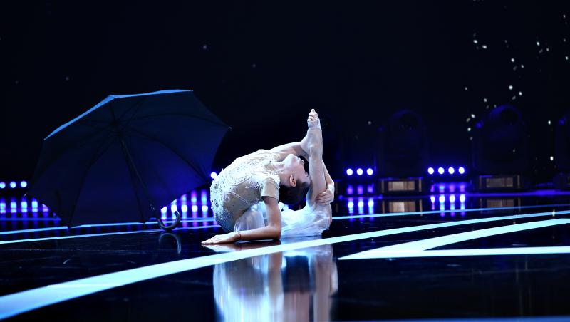 Maria Răducanu pe scenă, dansează