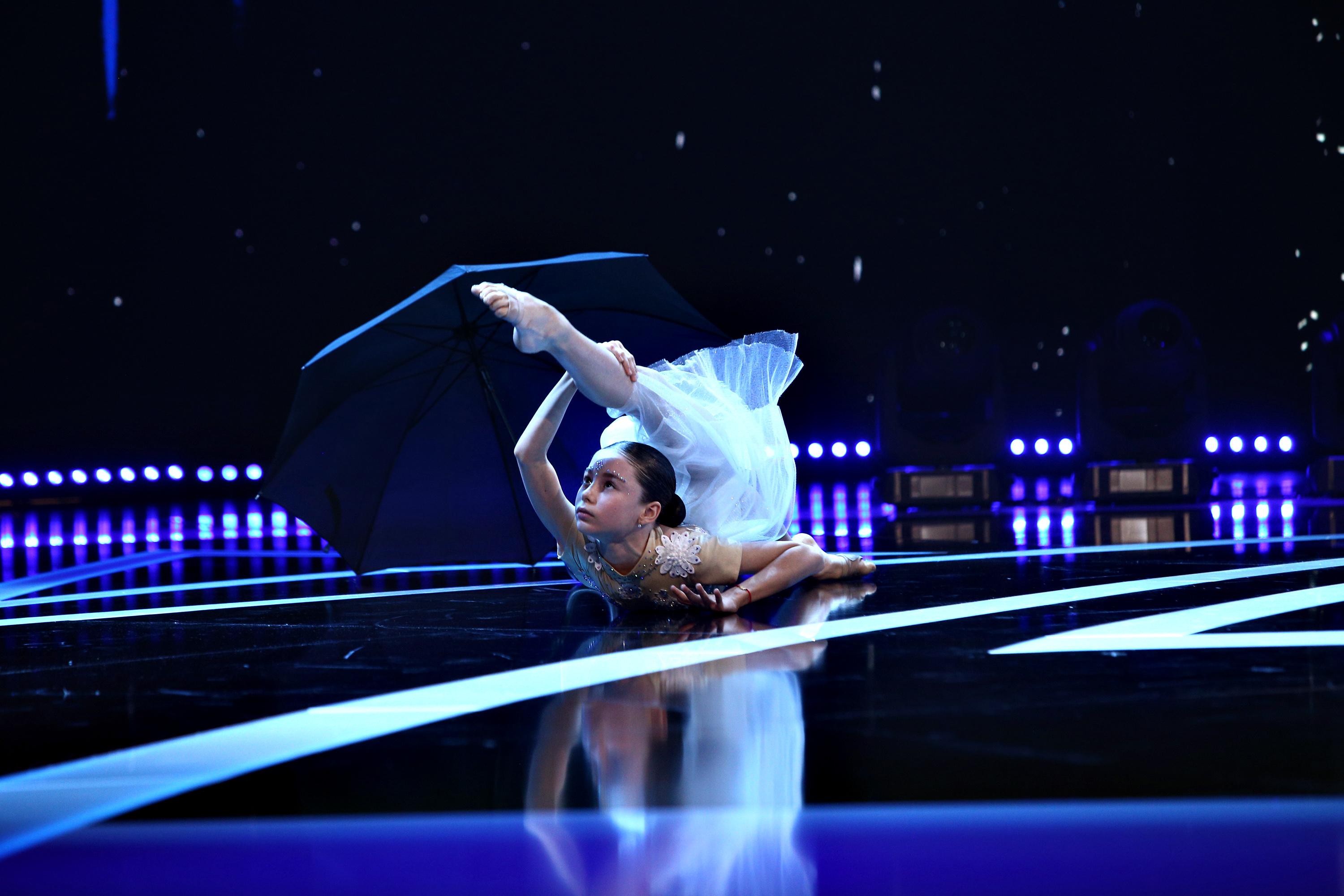 Maria Răducanu pe scenă, dansează