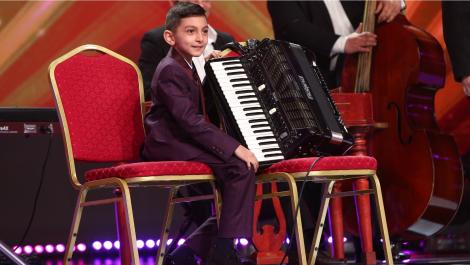 Next Star, 22 mai 2021. Diego Gruia a urcat pe scenă însoțit de taraf și a cântat la acordeon: "Ești mare rău de tot!"