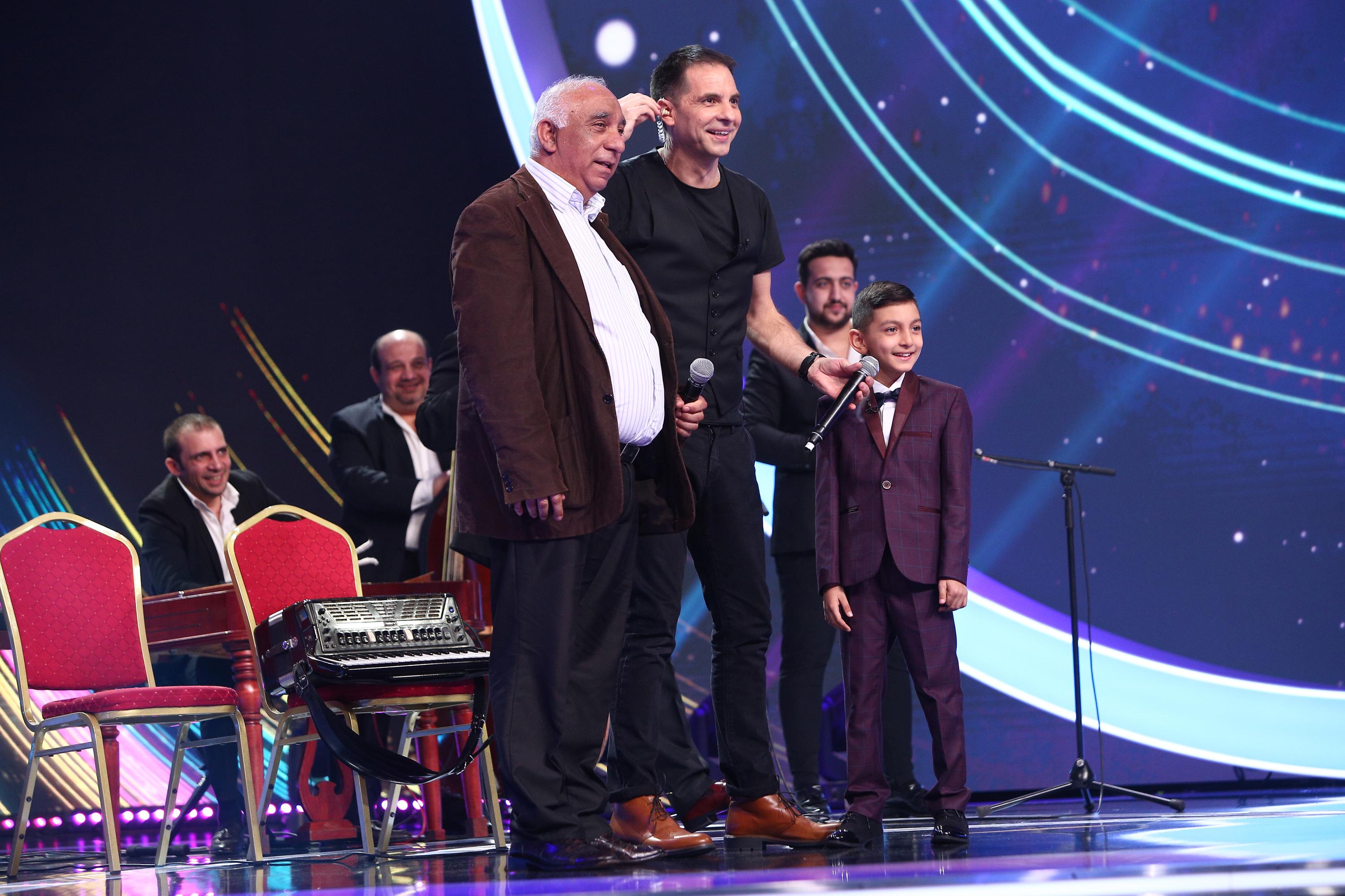 Diego Gruia pe scenă, alături de bunicul lui și Dan Negru