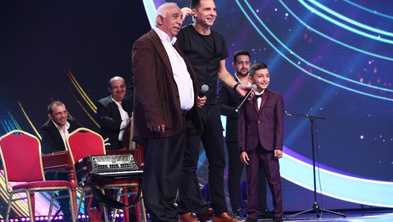 Diego Gruia pe scenă, alături de bunicul lui și Dan Negru