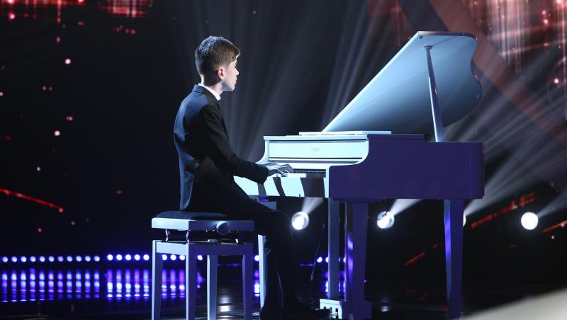 Amir Bălteanu pe scena Next Star, cântă la pian