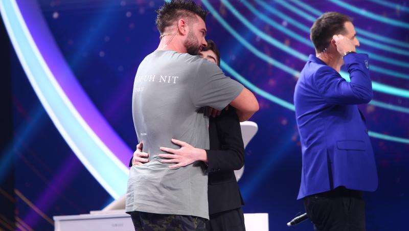 Amir Bălteanu și Dorian Popa, se îmbrățișează