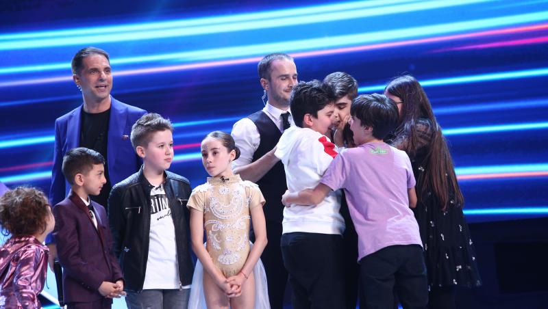 Amir Bălteanu pe scena Next Star, alături de celilați concurenți, frații și prezentatorul emisiunii