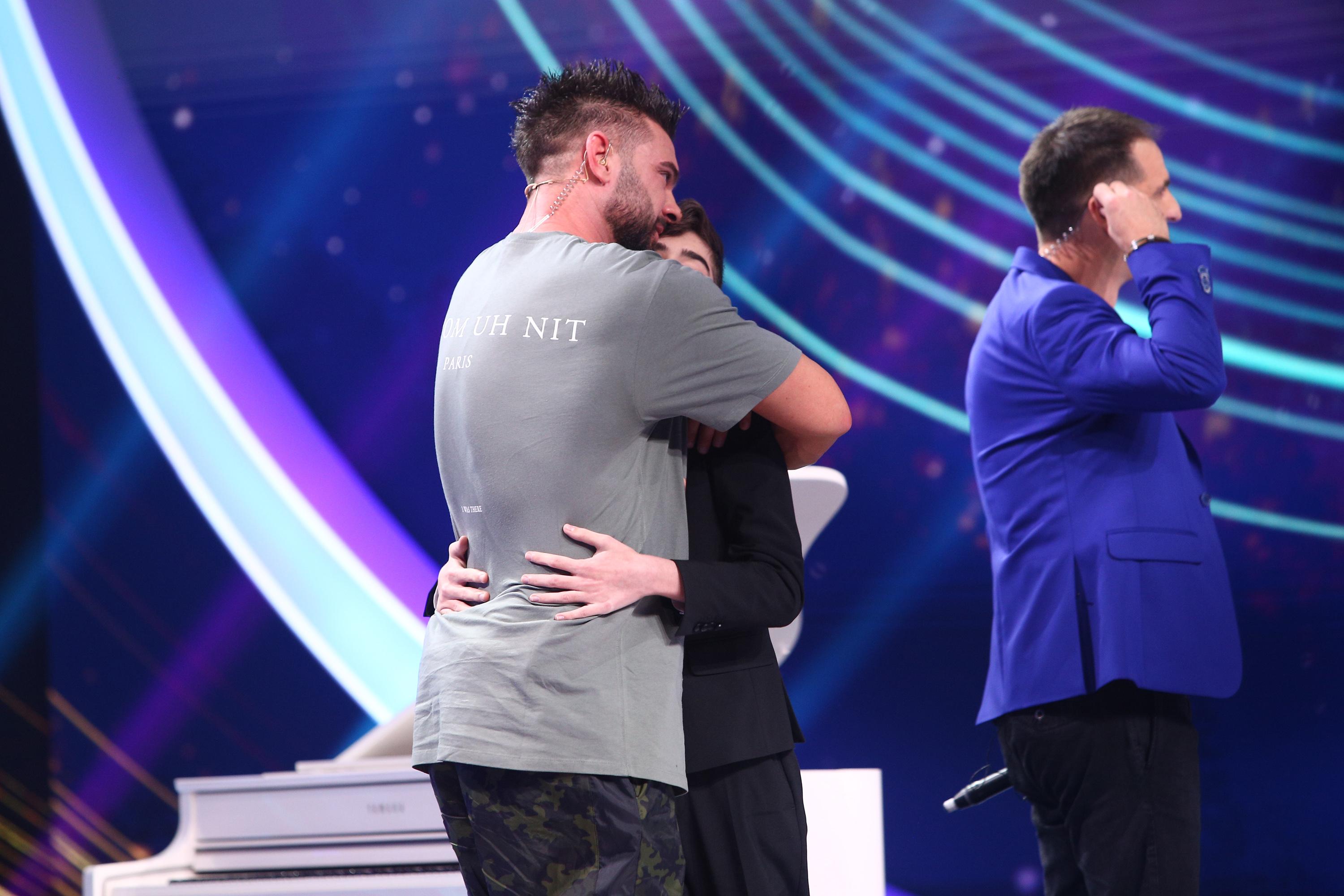 Amir Bălteanu și Dorian Popa, se îmbrățișează