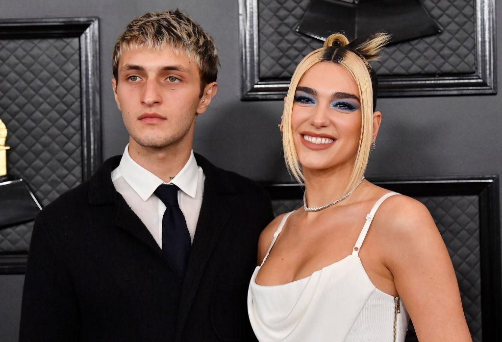 Dua Lipa si Anwar Hadid, ea este imbracata in rochie alba, el, la camasa alba cu cravata neagra