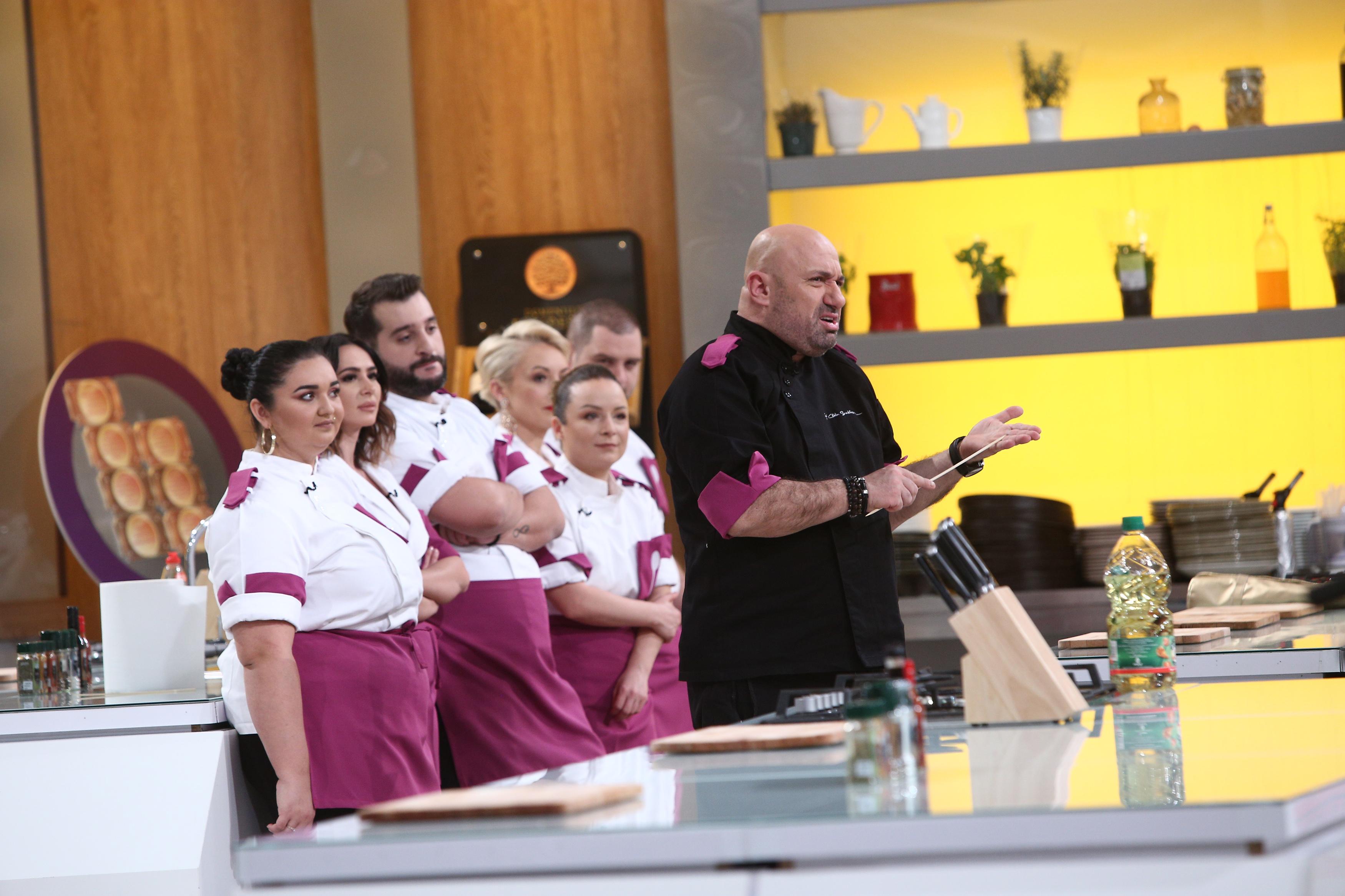 Cătălin Scărlătescu în bucătăria emisiunii „Chefi la cuțite”, sezonul 9, alături de echipa sa