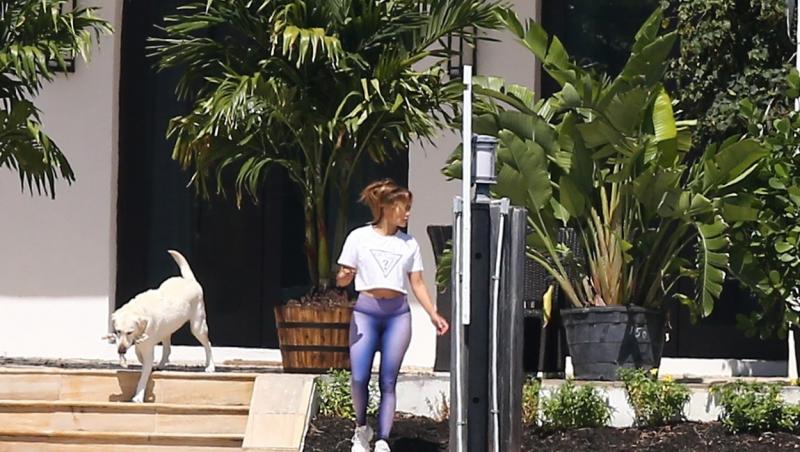 În urmă cu puțin timp, paparazzi i-au surprins pe Jennifer Lopez și Ben Affleck împreună în conacul din Miami a lui Ben Affleck.