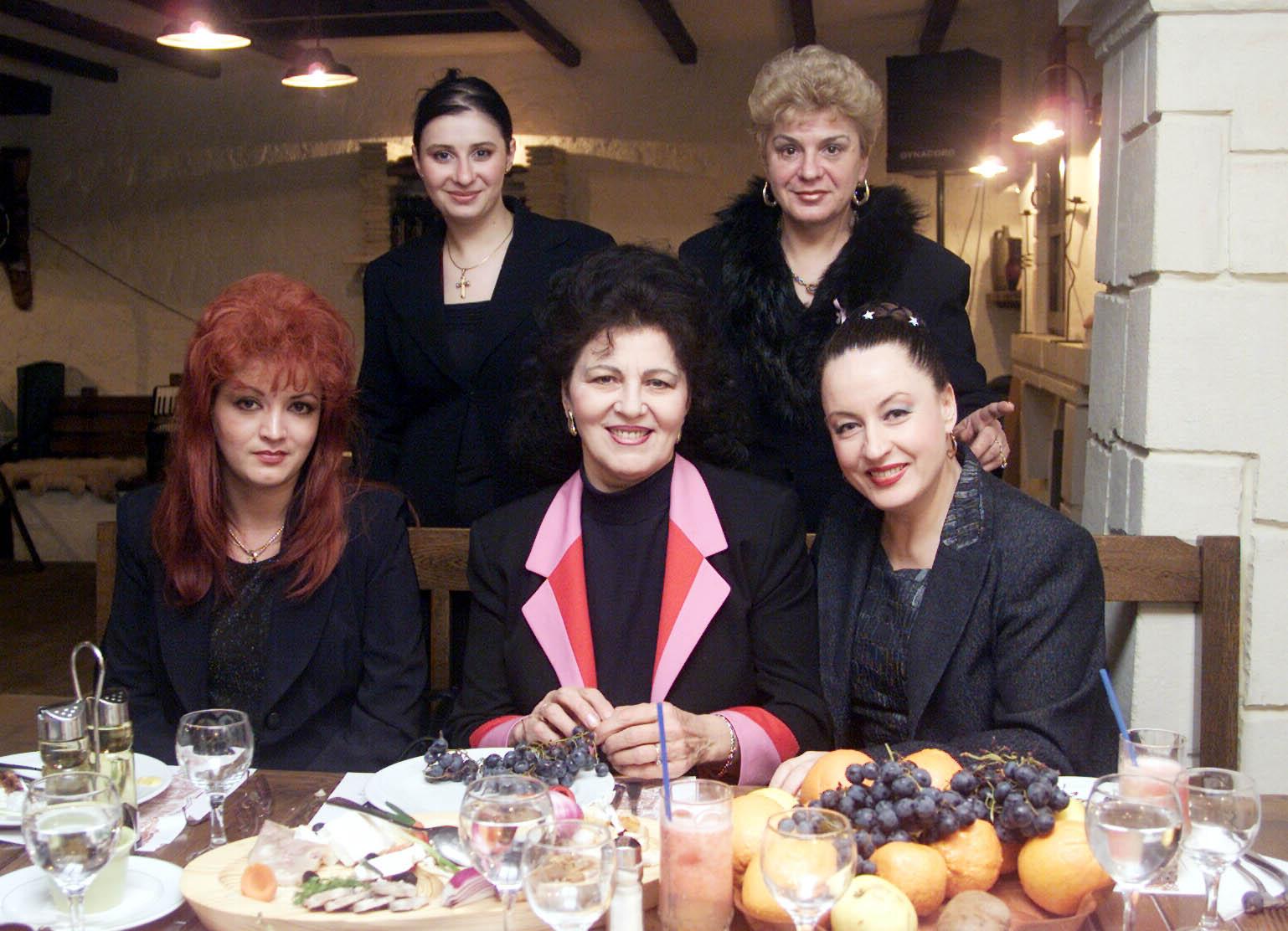 Irina Loghin, așezată la o masă alături de prietenele apropiate