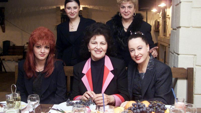 Irina Loghin, așezată la o masă alături de prietenele apropiate
