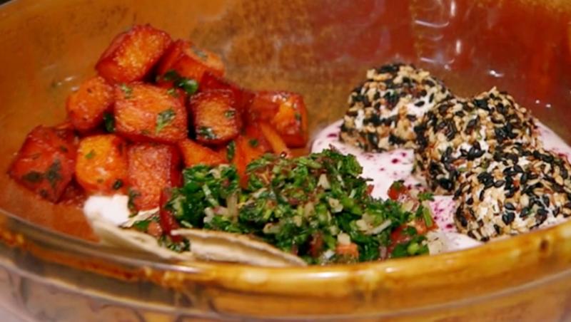 Aperitiv libanez din trei antreuri cu salată tabbouleh într-un bol de ceramică