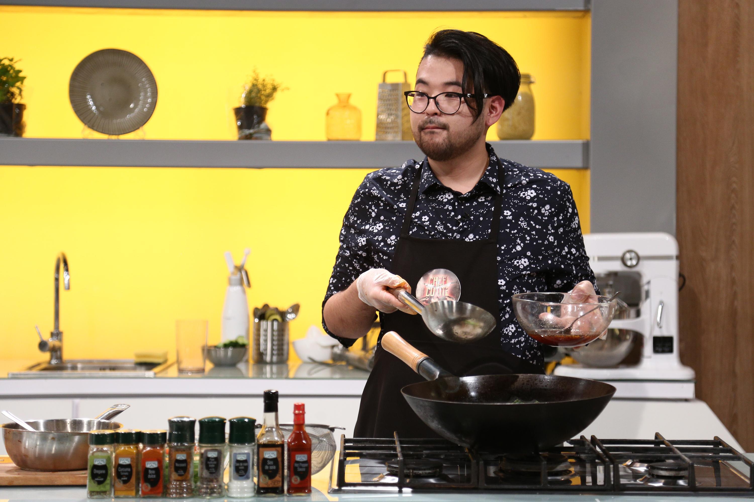 Rikito Watanabe în preselecțiile Chefi la cuțite, amestecă mâncarea