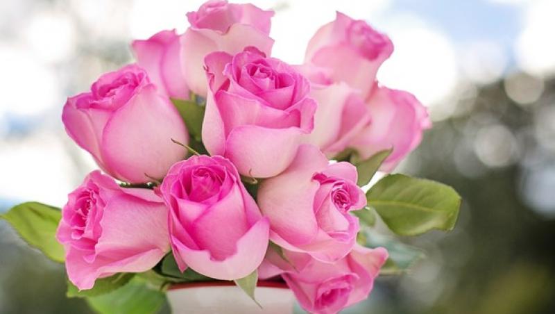 buchet compus din mai multi trandafiri roz