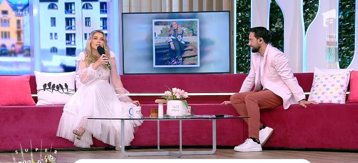 Andreea Ibacka, invitată la Neatza cu Răzvan și Dani, este îmbrăcată într-o rochie lungă, albă