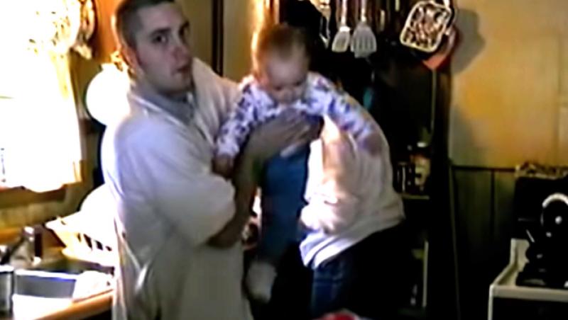 Eminem își ține fiica în brațe