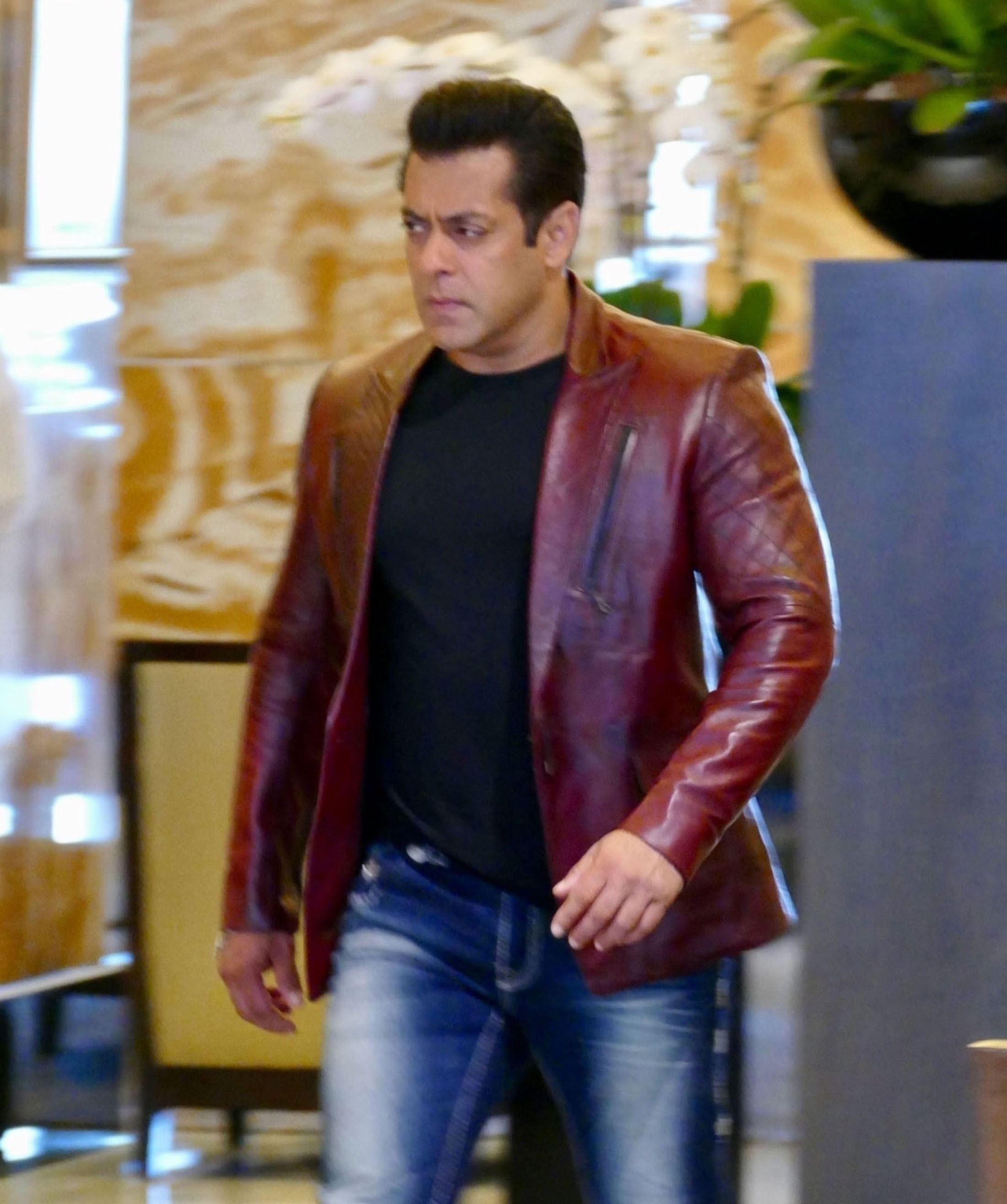 Salman Khan, îmbrăcat cu un sacou de piele, roșu, cu un tricou negru și jeanși, surprins pe platourile de filmare