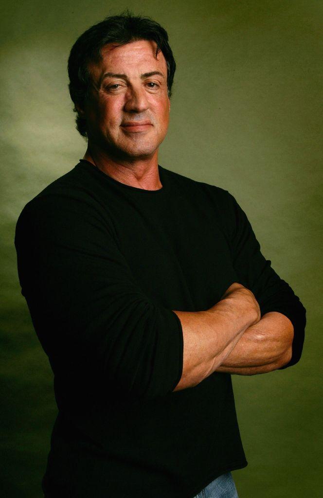 Sylvester Stallone în bluză neagră, în tinerețe