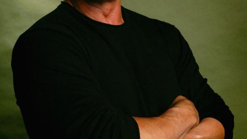 Sylvester Stallone în bluză neagră, în tinerețe