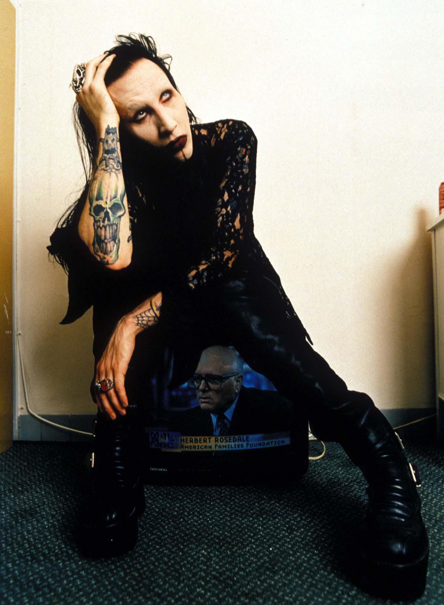 Marilyn Manson, îmbăcat în negru, plin de tatuaje