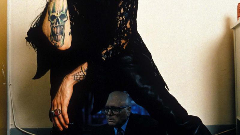 Marilyn Manson, îmbrăcat în negru, pentru filmarea unui videoclip personal