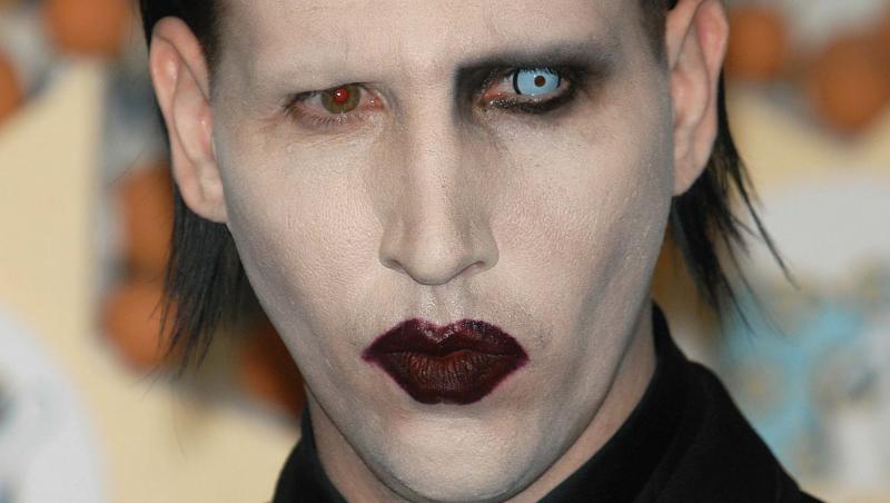 Marilyn Manson fotografiat în prim-plan, machiat la un singur ochi, așa cum și-a obișnuit fanii.